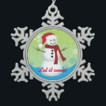 Lass es schneit! Snowman Wear Weihnachtsmannmütze Schneeflocken Zinn-Ornament<br><div class="desc">Dieser Zinnschneeflocke mit Weihnachtsschmuck ist ein niedlicher Schneemann,  der eine Weihnachtsmannmütze trägt und im Hintergrund Schneeflocken trägt. Dieses Ornament ist sehr farbenfroh mit blau,  kalk grün und rot,  und der Text ist anpassbar.</div>