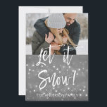 Lass es Weihnachts-Fotokarte schnee Feiertagskarte<br><div class="desc">Lass es schneit! Weihnachts Holzkohle Gray Hand Lettered Script Winter Snowflake Foto Card. Foto und Text dieses handgeschriebenen Pinselskripts können mit Ihrem Foto und Namen aktualisiert und angepasst werden. Diese Karte zeigt auch Ihren Namen auf der Rückseite der Weihnachtskarte an.</div>