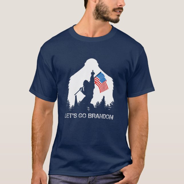 Lass Go Brandon Bigfoot Middle Finger American USA T-Shirt (Vorderseite)