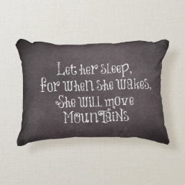 Lass ihren Schlaf, den sie mit dem Zitat "Berge be Zierkissen