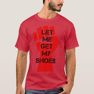 Lass mich meine Schuhe auf einer Kundgebung in Pen T-Shirt