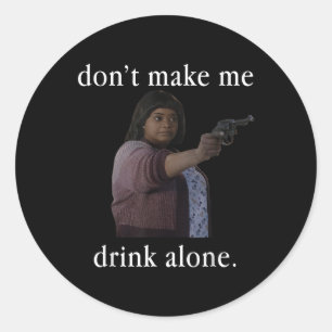 Lass mich nicht allein zum Shirt der Mutter trinke Runder Aufkleber