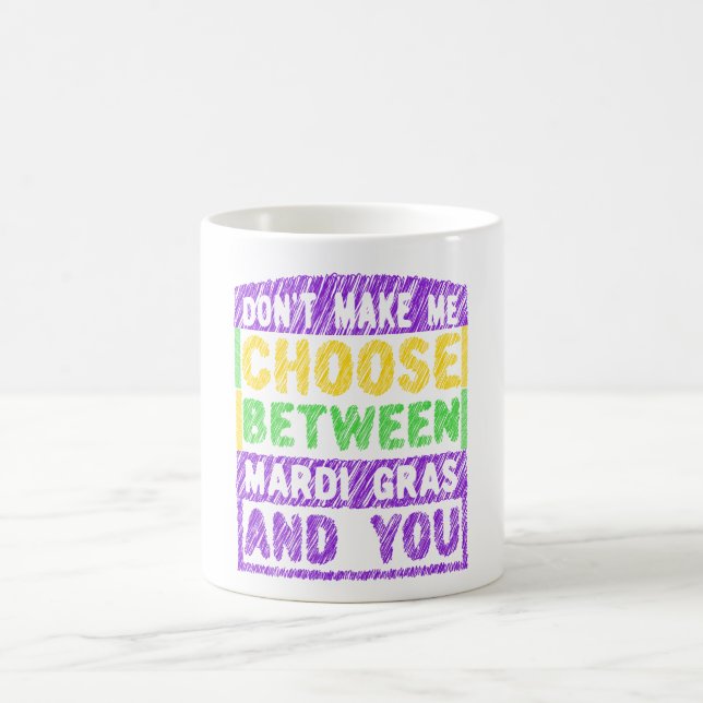 Lass mich nicht zwischen Mardi Gras und dir wählen Kaffeetasse (Mittel)