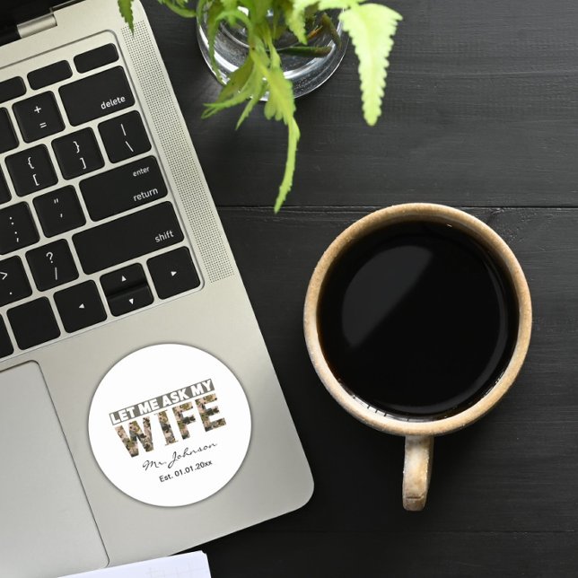 Lass mir, meine Ehefrau lustig personalisiert gefr Runder Aufkleber (Von Creator hochgeladen)