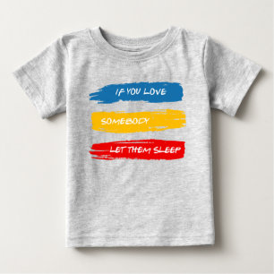 Lass sie schlafend baby t-shirt