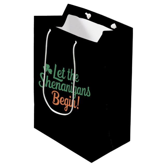 Lass The Shenanigans Begin Funny Irish St Patricks Mittlere Geschenktüte (Vorderseite Schrägansicht)