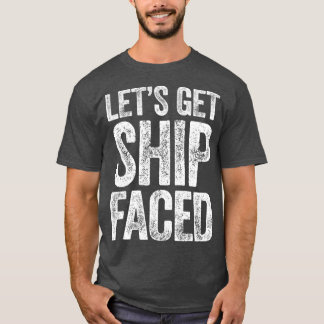Lasse, ein Trinkgeschenk vor dem Schiff erhalten T-Shirt