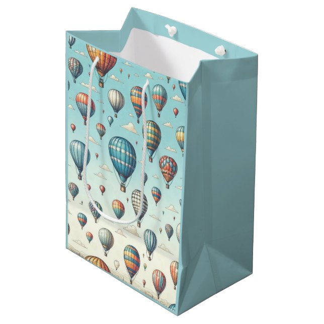Lasse sie fliegen! Whimsical Hot Air Ballons Mittlere Geschenktüte (Vorderseite Schrägansicht)