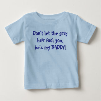 Lassen Sie das graue Haar Sie nicht täuschen, er Baby T-shirt