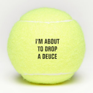 Lassen Sie eine Zwei fallen Tennisbälle