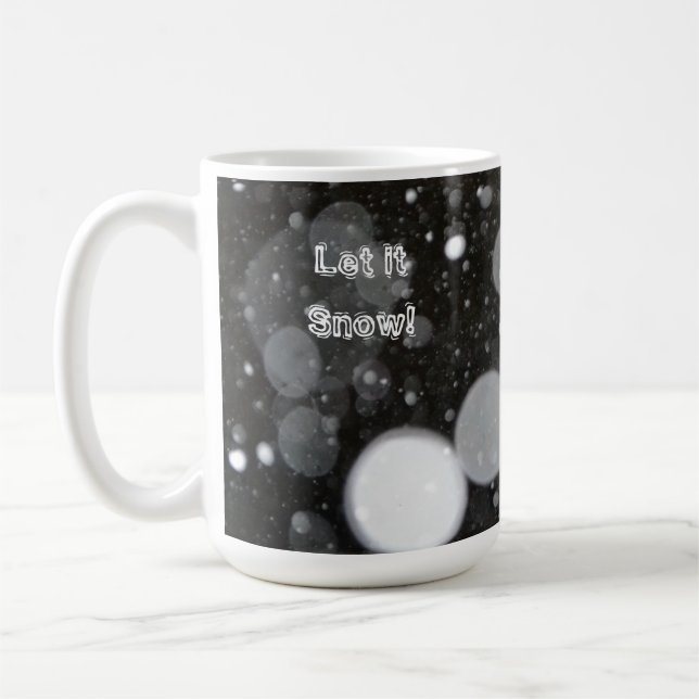 Lassen Sie es auf einem schneebedeckten Hintergrun Kaffeetasse (Links)