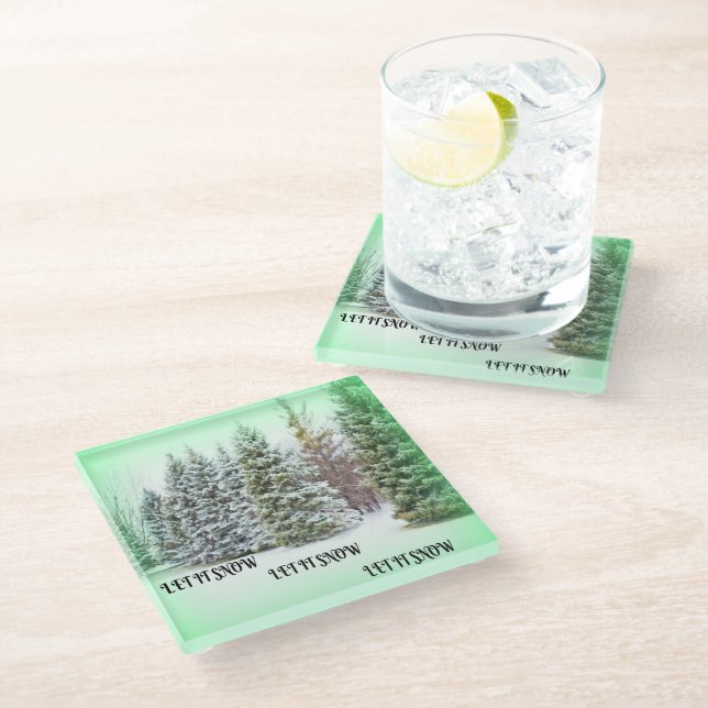 Lassen Sie es schneebedeckte Bäume grün glühen Win Glasuntersetzer (Schrägansicht)