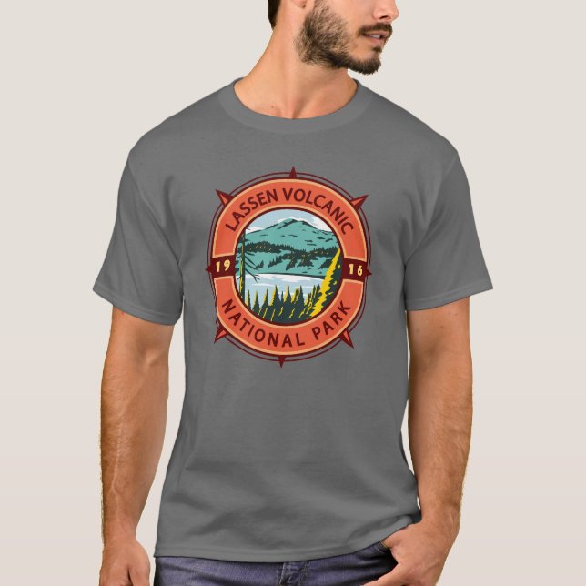 Lassen-Volcanic-Nationalpark Retro-Kompass-Emblem T-Shirt (Vorderseite)