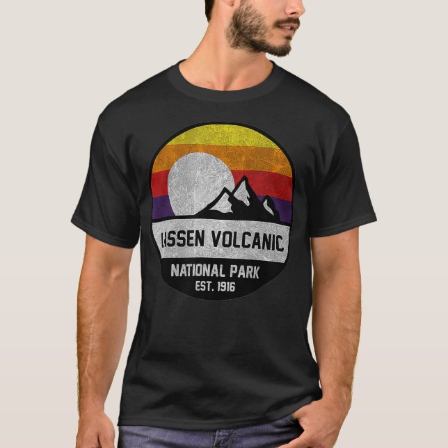 Lassen Vulkanischer Nationalpark Retro Mountain na T-Shirt (Vorderseite)