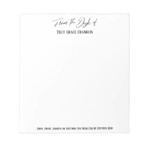 Lässige Handschrift vom Schreibtisch mit schlichte Notizblock