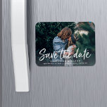 Lässige Pinsel | FOTO SAVE THE DATE Magnet<br><div class="desc">Ein modernes magnetisches Save the Date,  das für Ihr beliebtes,  horizontal oder landschaftsorientiertes Vollblutungs-Foto entwickelt wurde. "Save the Date" erscheint als Overlay am unteren Rand in einem lässigen,  handgeschriebenen Typografie-Stil mit Namen,  Hochzeitstermin und Hochzeitsort darunter.</div>