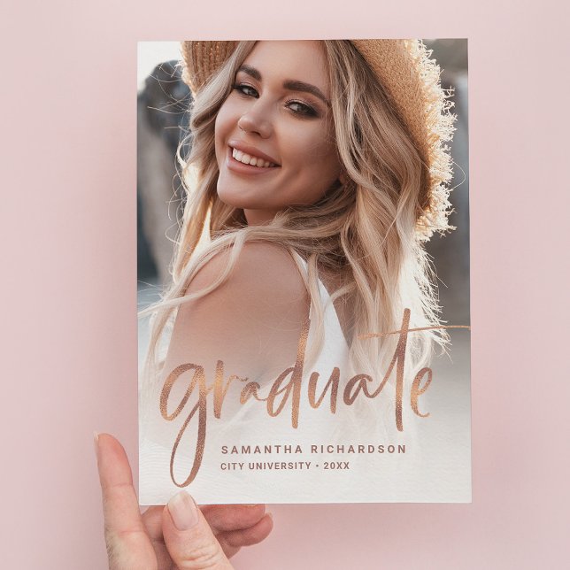 Lässige Script-Rose Gold Zwei-Foto-Graduierungspar Einladungspostkarte (Von Creator hochgeladen)