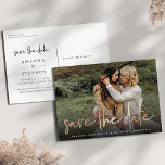 Lässige Skizze | Foto Hochzeit Datum speichern Ankündigungspostkarte<br><div class="desc">Eine moderne, Save the Date Postkarte, die für Ihr beliebtes, horizontal oder landschaftsorientiertes Vollblutkarton-Foto konzipiert ist. "Save the Date" erscheint als Imitat-Texteüberlagerung aus Kupferfolie in lässiger handgeschriebener Schrift. Personalisieren Sie mit Ihren Namen, Hochzeitsdatum und Hochzeitsort unten in weißer Schrift. Postkarten werden zurückgesetzt, um zusätzliche Save the Date Details, einschließlich Ihrer...</div>