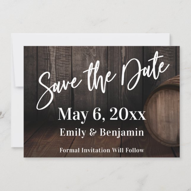 Lässige Typografie über braunes Holzfässchen Save The Date (Vorderseite)