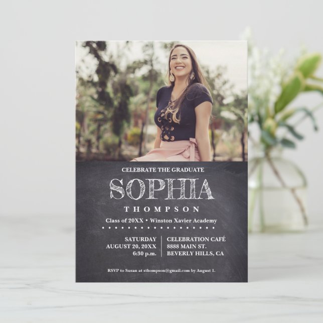 Lässiges Foto Chalkboard feiern den Abschluss Einladung (Stehend Vorderseite)