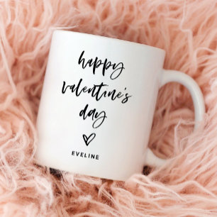 Lässiges Schwarz-Weiß-Script und Herzvalentine Kaffeetasse