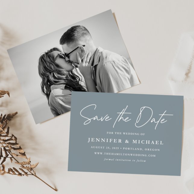 Lässiges Script Dusty Blue Foto Save The Date (Von Creator hochgeladen)