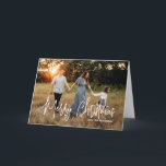 Lässiges Script Foto Modernes Weihnachten<br><div class="desc">Moderne Weihnachtskarte im Foto mit einem schlichten und minimalen Design mit dem Gruß "Frohe Weihnachten" in einem eleganten weißen Drehbuch zusammen mit Ihrem Familiennamen. Im Inneren befindet sich eine Foto-Collage,  die aus sechs quadratischen Bildern besteht.</div>