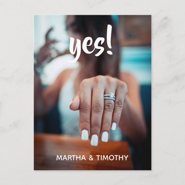 Lässiges Script Ja! Ankündigung der Verlobung Postkarte (Vorderseite)