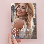 Lässiges Skript | Partei für zwei Fotos Einladungspostkarte<br><div class="desc">Diese trendige, elegante Graduiertenpostkarte lädt mit zwei Fotos des Absolventen Party ein. An der Vorderseite ist eine lässige, moderne weiße Schrift mit dem Namen, der Schule und dem Unterrichtsjahr. Auf der Rückseite ist ein zweites, verblasstes Foto des Absolventen mit all Ihren Party-Informationen deutlich auf einem Overlay gedruckt. Eine stilvolle und...</div>
