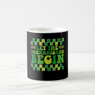 Lasst den Schabernack beginnen Irisch Groovy Retro Kaffeetasse