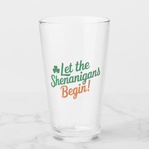 Lasst die Schabernack beginnen Lustige irische St. Glas