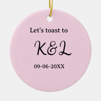 Lasst uns auf den Verlobungsnamen in Rosa anstoßen Keramik Ornament