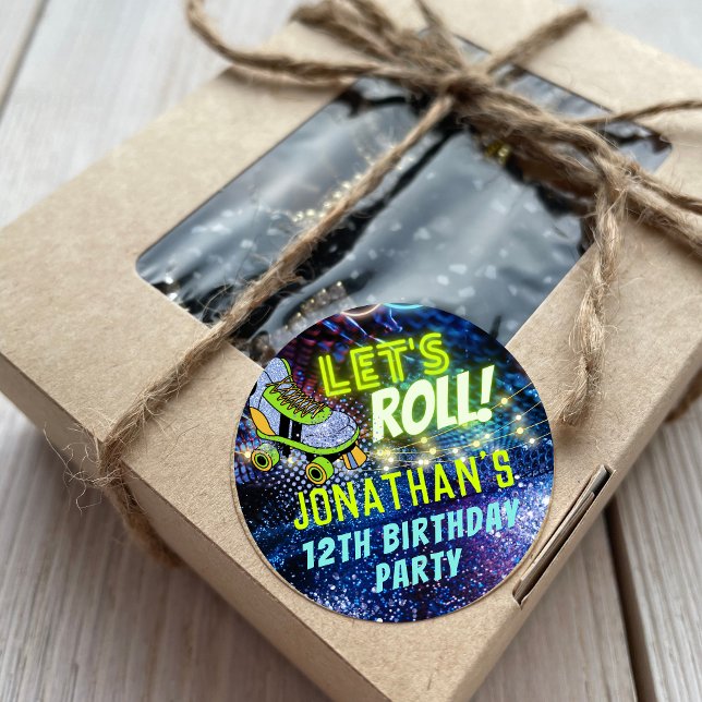 Lasst uns das Gastgeschenk der Skaten-Boys mit glä Runder Aufkleber (Von Creator hochgeladen)