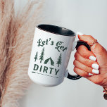 Lasst uns das Geschenk von Dirty Funny Camping Tas Tasse<br><div class="desc">Diese "Let's get dirty Tasse" ist ein lustiges Wortspiel und ist das ideale Geschenk für Ihren Lieblings-Camping-Liebhaber während der Ferienzeit! Ändern Sie einfach die Farbe von Grün zu einer beliebigen Farbe,  indem Sie auf die Option "Weitere Anpassung" klicken.</div>