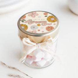 Lasst uns Groovy Vintage Blumenmädchen holen Runder Aufkleber