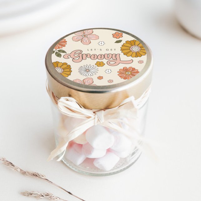 Lasst uns Groovy Vintage Blumenmädchen holen Runder Aufkleber (This versatile design is fun & fully customizable as a favor sticker or envelope seal!)