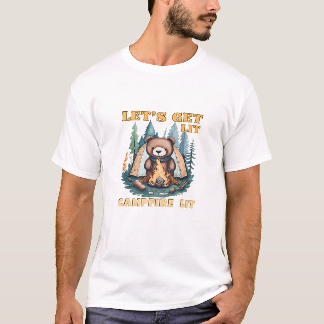 Lasst uns hingehen. Campfire Lit. Camping Lover Cl T-Shirt (Vorderseite)