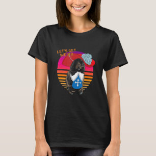 Lasst uns komische portugiesische Hündin mit Muske T-Shirt