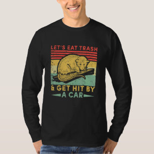 Lasst uns Müll essen und von einem Auto getroffen T-Shirt