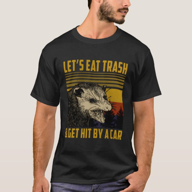 Lasst uns Müll essen und von einem Auto Opossum tr T-Shirt (Vorderseite)