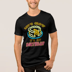 Lasst uns sehen, es ist mein Geburtstagskuchen Tri-Blend Shirt