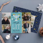Lasst uns sehen | Funny Hanukkah Foto Collage Card Feiertagskarte<br><div class="desc">Zeit,  sich zu erhellen..die Menorah,  das ist! Die lustige Hanukkah-Fotokarte zeigt "Lasst uns beleuchtet werden" unter einer Menorah-Illustration mit blauen und weißen Sternen. Fügen Sie vier Ihrer Lieblings-Fotos in einem Collage-Layout,  zusammen mit Ihren Namen und einem benutzerdefinierten Hanukka-Gruß. Personalisieren Sie die Rückseite auf Wunsch mit einem zusätzlichen Foto.</div>