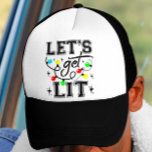 Lasst uns Weihnachten Party Funny - Weihnachten Li Truckerkappe<br><div class="desc">Mit unserem "Let's Get Lit Christmas Party Funny - Xmas Light" Design kommen Sie in den festlichen Geist! Dieses spielerische Design ist perfekt, um Ihren Feierlichkeiten einen Spaß hinzuzufügen. Es bietet lebendige Weihnachtsbeleuchtung und eine witzige Formulierung, die jede Ansammlung erhellen wird. Ob Sie ein Weihnachtsfest, ein hässliches Pullover-Party oder einfach...</div>