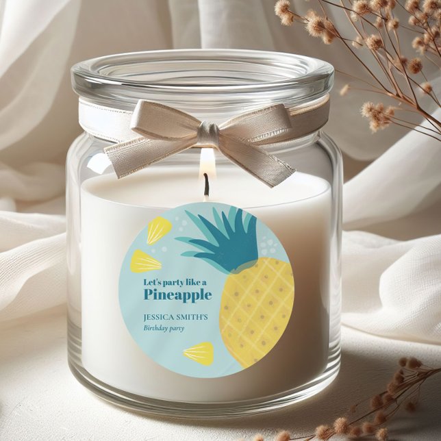 Lasst uns wie ein Ananas Party machen Runder Aufkleber (Vibrant and fresh sticker design featuring a modern abstract pineapple design. )