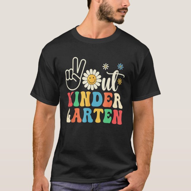 Last Day of School Peace Out Kindergarten Groovy T T-Shirt (Vorderseite)