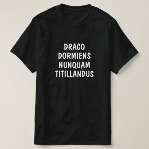 Lateinisch: Draco dormiens nunquam titillandus T-Shirt
