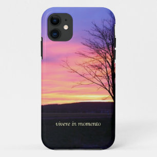 Lateinisches Zitat leben im Moment iPhone 11 Hülle