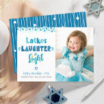 Latkes Laughter Light Hanukkah Foto Fun Modern Feiertagskarte<br><div class="desc">"Latkes, lachen & leicht." Spaß, skurrile handgefertigte Typografie, zusammen mit einem zufälligen Star of David Muster in staubblau, türkis und aquamarin auf weißem Hintergrund, zusammen mit dem Foto Ihrer Wahl, helfen Ihnen, in Hanukkah zu beginnen. Handgezeichnete weiße Linien und zufällige Sterne des David-Musters überlagern einen aquamarinen Hintergrund auf der Rückseite....</div>