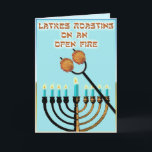 Latkes Roasting auf einem offenen Feuer... Feiertagskarte<br><div class="desc">Ein lustiger Blick auf das klassische Weihnachtslied. Latkes,  diese leckeren Kartoffelpfannkuchen,  werden über dem "offenen Feuer" der Hanukkah menorah geröstet. Im Inneren steht "Sour Cream Got?",  die perfekte Begleitung neben Apfelsauce.</div>