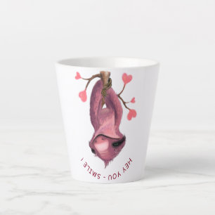 Latte-Tasse mit auf dem Kopf stehendem Faultier un Milchtasse